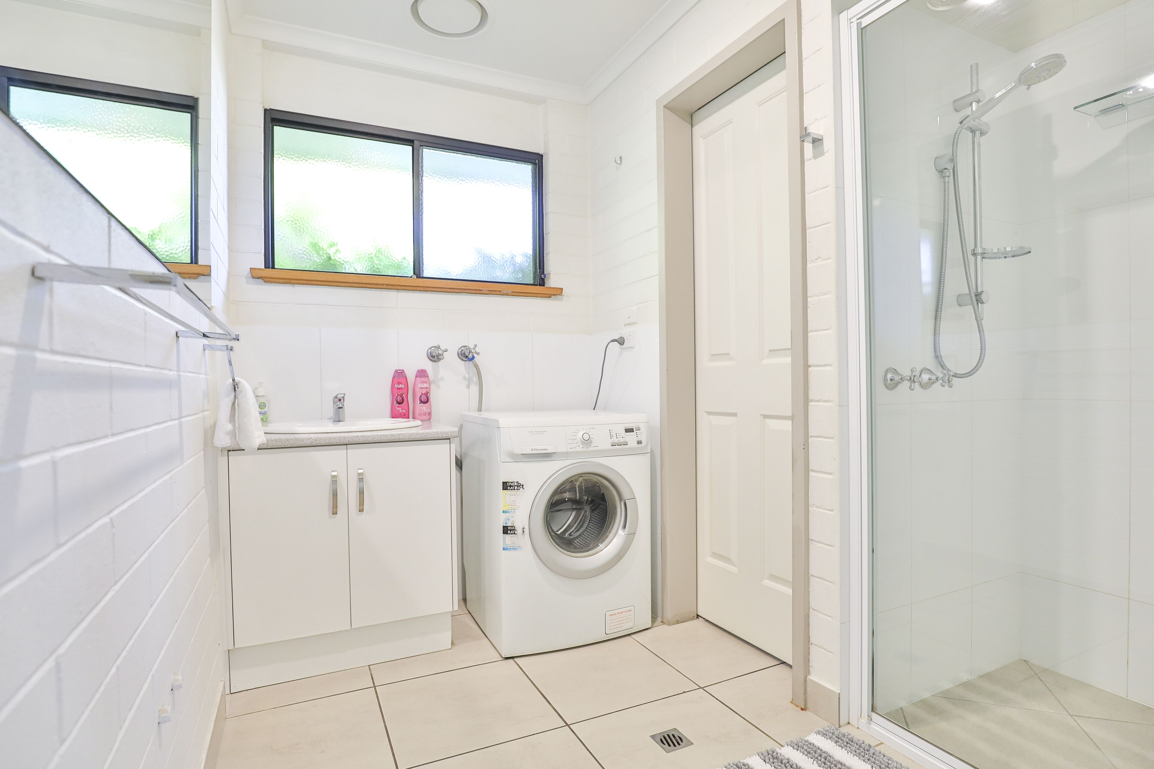 Standard Apartment, 2 Bedrooms | Bathroom | Shower, hair dryer, towels, toilet paper