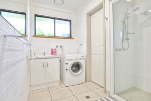 Apartamento standard, 2 quartos | Banheiro | Chuveiro, secador de cabelo, toalhas de banho, papel higiênico