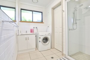 Apartamento estándar, 2 habitaciones | Baño | Ducha, secador de pelo, toallas y papel higiénico