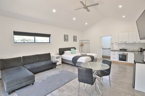 Studio | Iron/ironing board, free WiFi, bed sheets - Mildura Holiday Villas (Mildura)