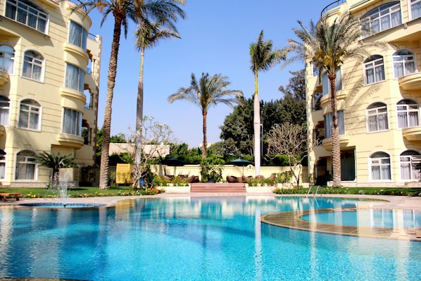 Alberca al aire libre por temporada y sombrillas en la alberca