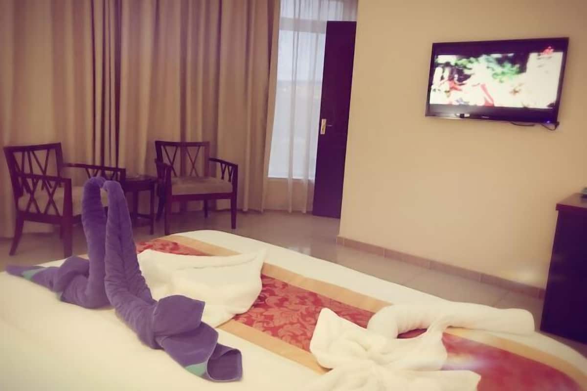 Minibar, caja de seguridad en la habitación y escritorio