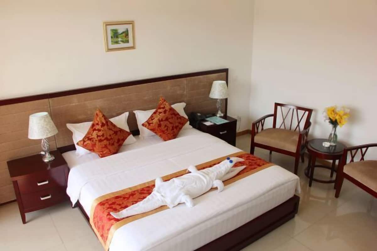 Minibar, caja de seguridad en la habitación y escritorio