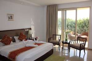 Habitación superior | Minibar, caja de seguridad en la habitación, escritorio y camas extra