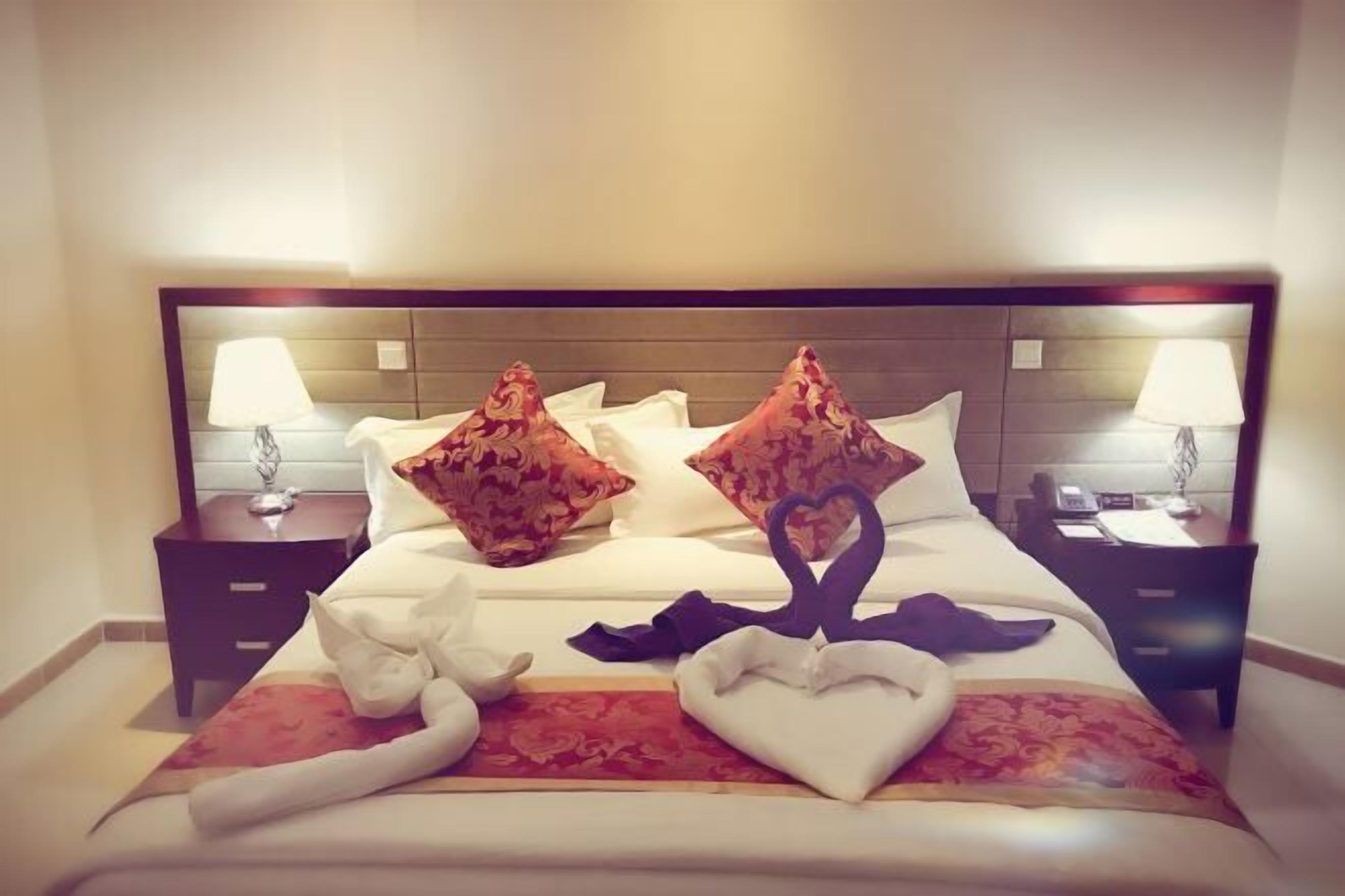 Minibar, caja de seguridad en la habitación, escritorio y camas extra 