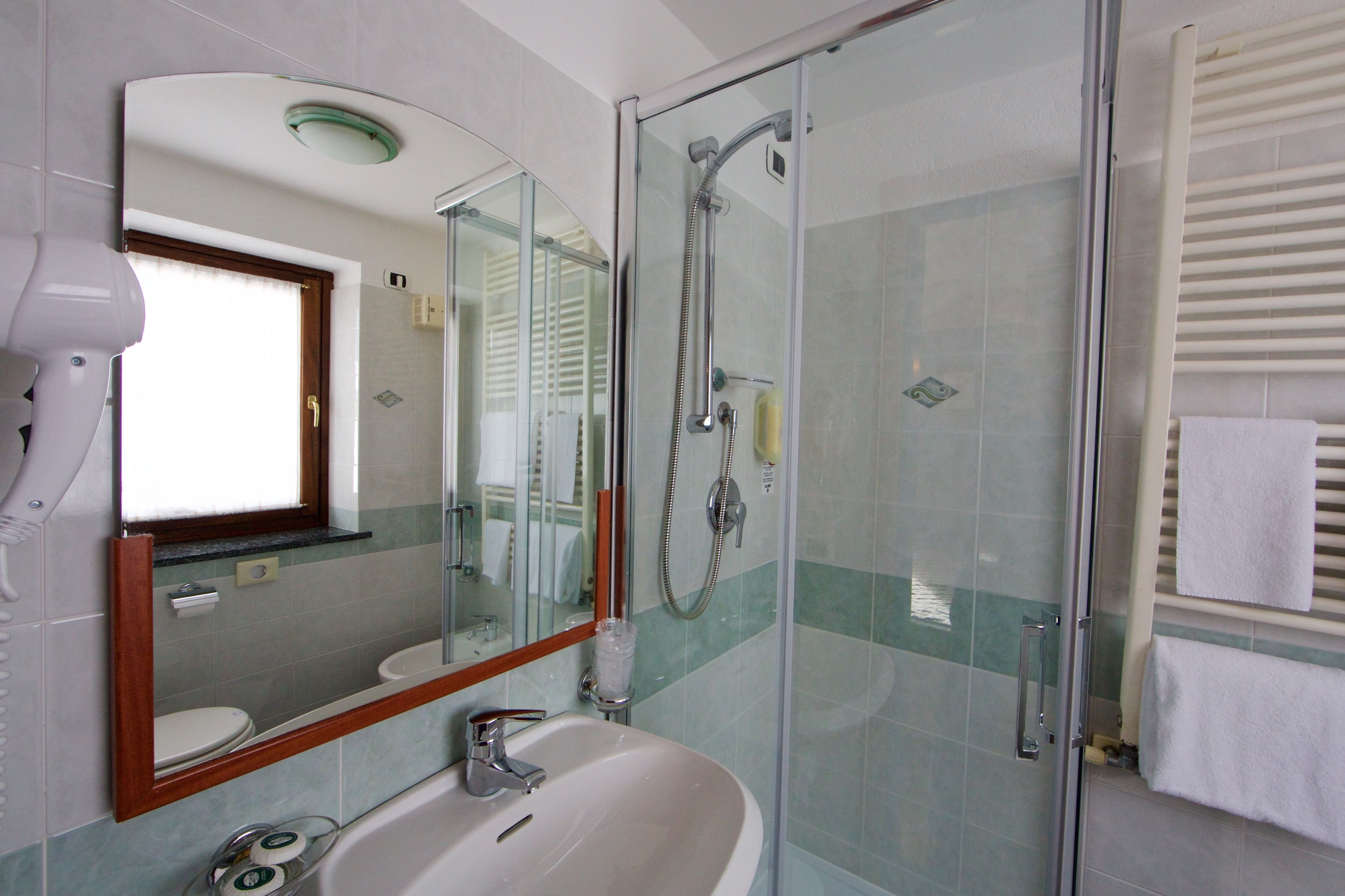classic double room | bathroom | shower, free toiletries, hair dryer, towels