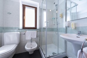 Dusche, kostenlose Toilettenartikel, Haartrockner, Handt�ücher