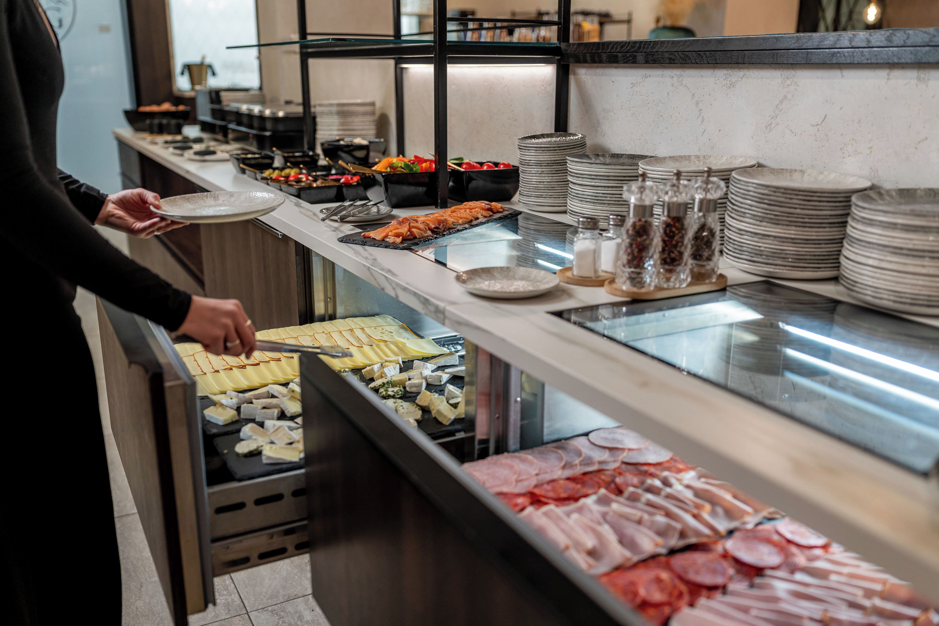 Un buffet con diversi cibi e condimenti.