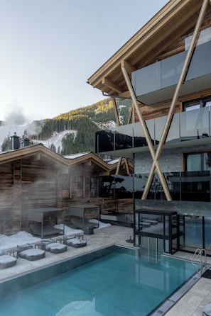 Outdoor pool - GLEMM by AvenidA Superior Hotel & Residences (Saalbach-Hinterglemm)