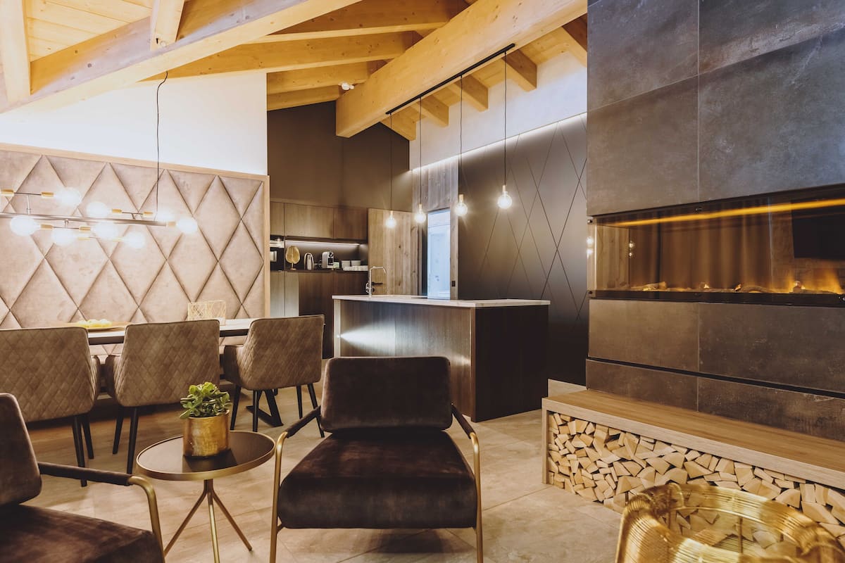 Ein modernes Interieur mit Essbereich, Küche und Kamin.