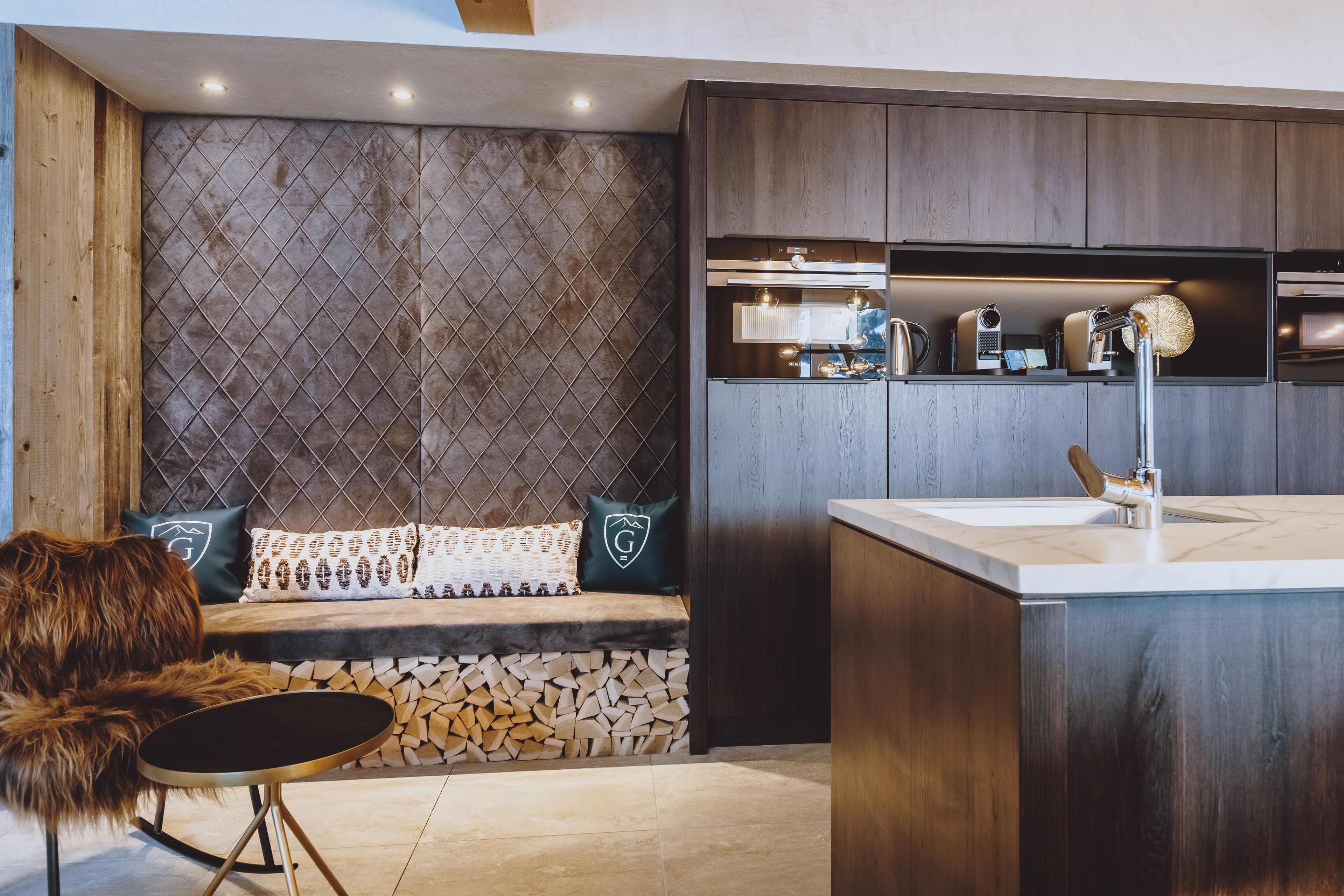 Una cocina moderna con estufa integrada, un lavabo y armarios de madera.