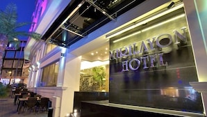 The exterior of Mirlayon Hotel with a prominent entrance and a seating area outside. - Mirilayon Hotel (Istanbul)