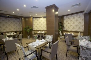 Breakfast, lunch and dinner served - Mirilayon Hotel (Istanbul)