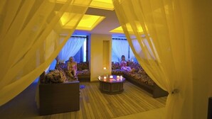 A cozy, tent-like room with two sofas and a central table, featuring soft lighting and sheer curtains. - Mirilayon Hotel (Istanbul)