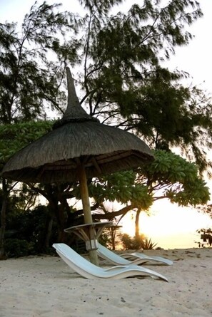 Plage à proximité, sable blanc, chaises longues, parasols
