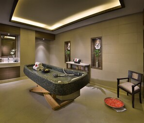 Couples treatment rooms, steam room, body treatments, mud baths - The LaLiT Chandigarh (Chandigarh)
