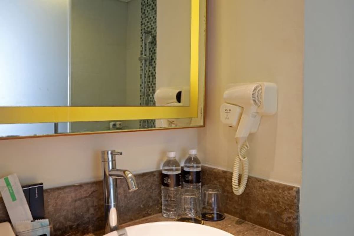 Shower, hydromassage showerhead, free toiletries, hair dryer
