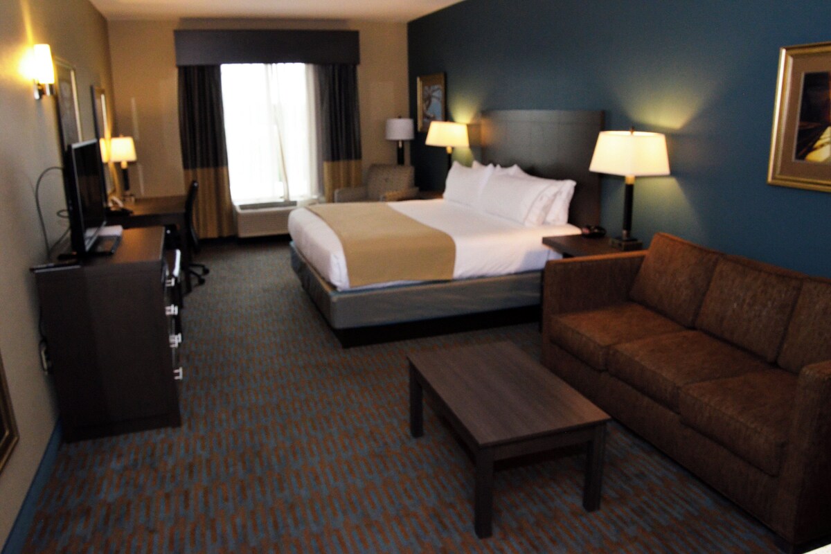 In-room safe, desk, laptop workspace, iron/ironing board