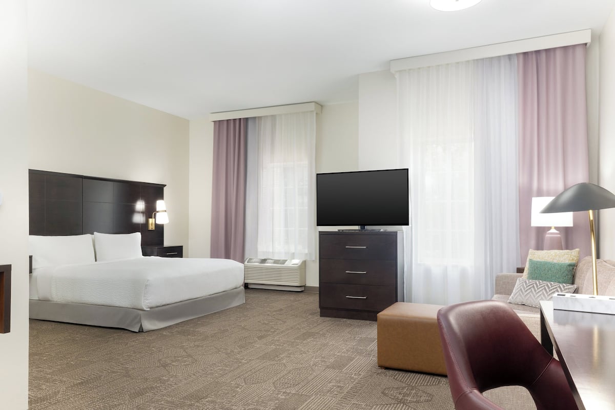 Studio Suite, 1 giường cỡ king, phù hợp cho người khuyết tật, bếp (Mobility Tub) | 1 phòng ngủ, bàn, màn/rèm cản sáng, bàn ủi/dụng cụ ủi quần áo