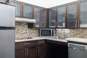 Full-size fridge, microwave, stovetop, dishwasher