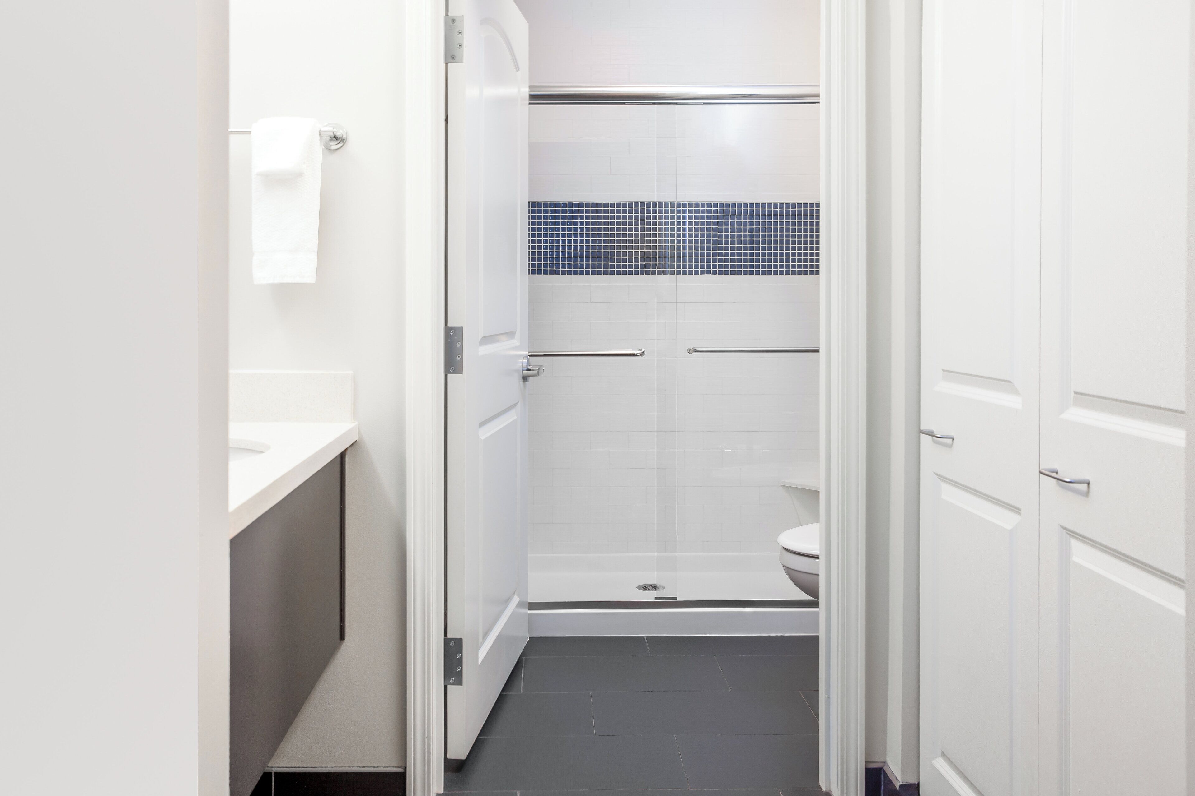 suite, 1 bedroom, accessible, kitchen | bathroom | combined shower/bathtub, free toiletries, hair dryer, towels