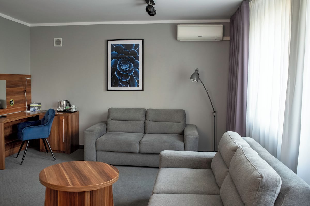 suite | 1 bedroom, hypo-allergenic bedding, desk, laptop workspace