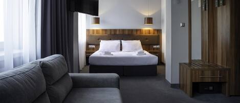 1 bedroom, hypo-allergenic bedding, desk, laptop workspace