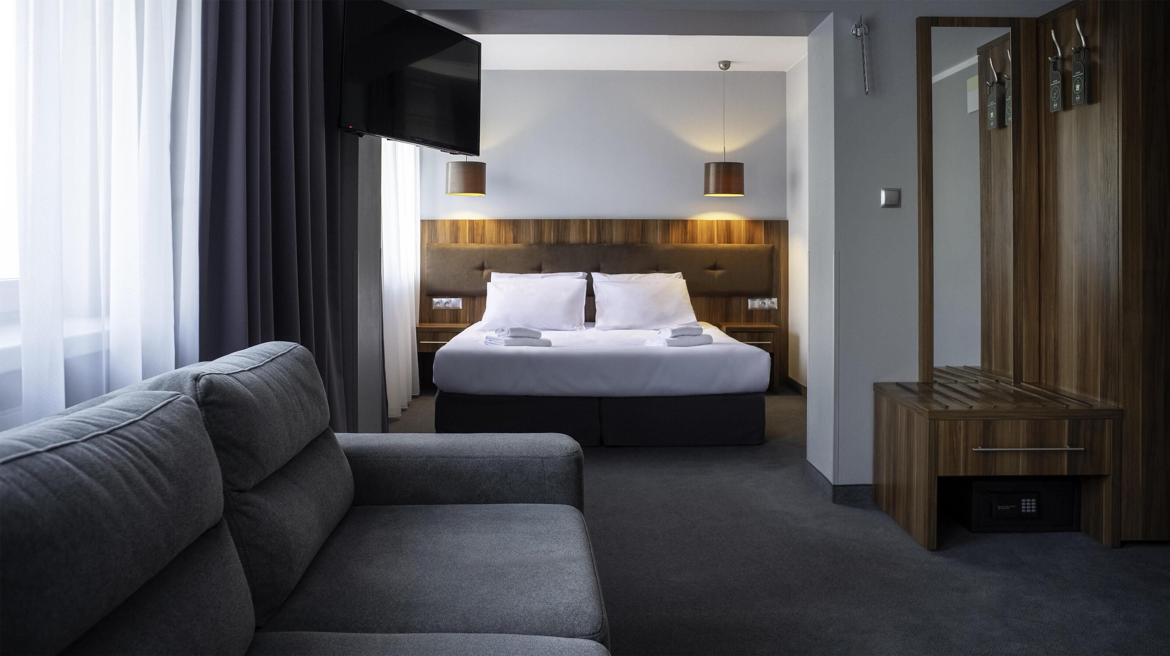 Suite | Hypo-allergenic bedding, desk, laptop workspace, iron/ironing board