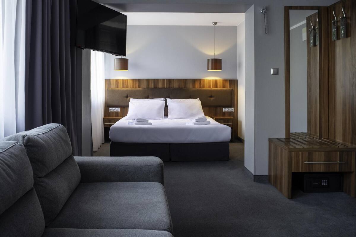 Suite | Hypo-allergenic bedding, desk, laptop workspace, iron/ironing board