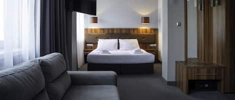 Suite | Peralatan tempat tidur hipoalergenik, meja, ruang kerja komputer riba