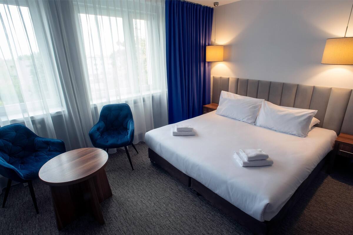 1 bedroom, hypo-allergenic bedding, desk, laptop workspace