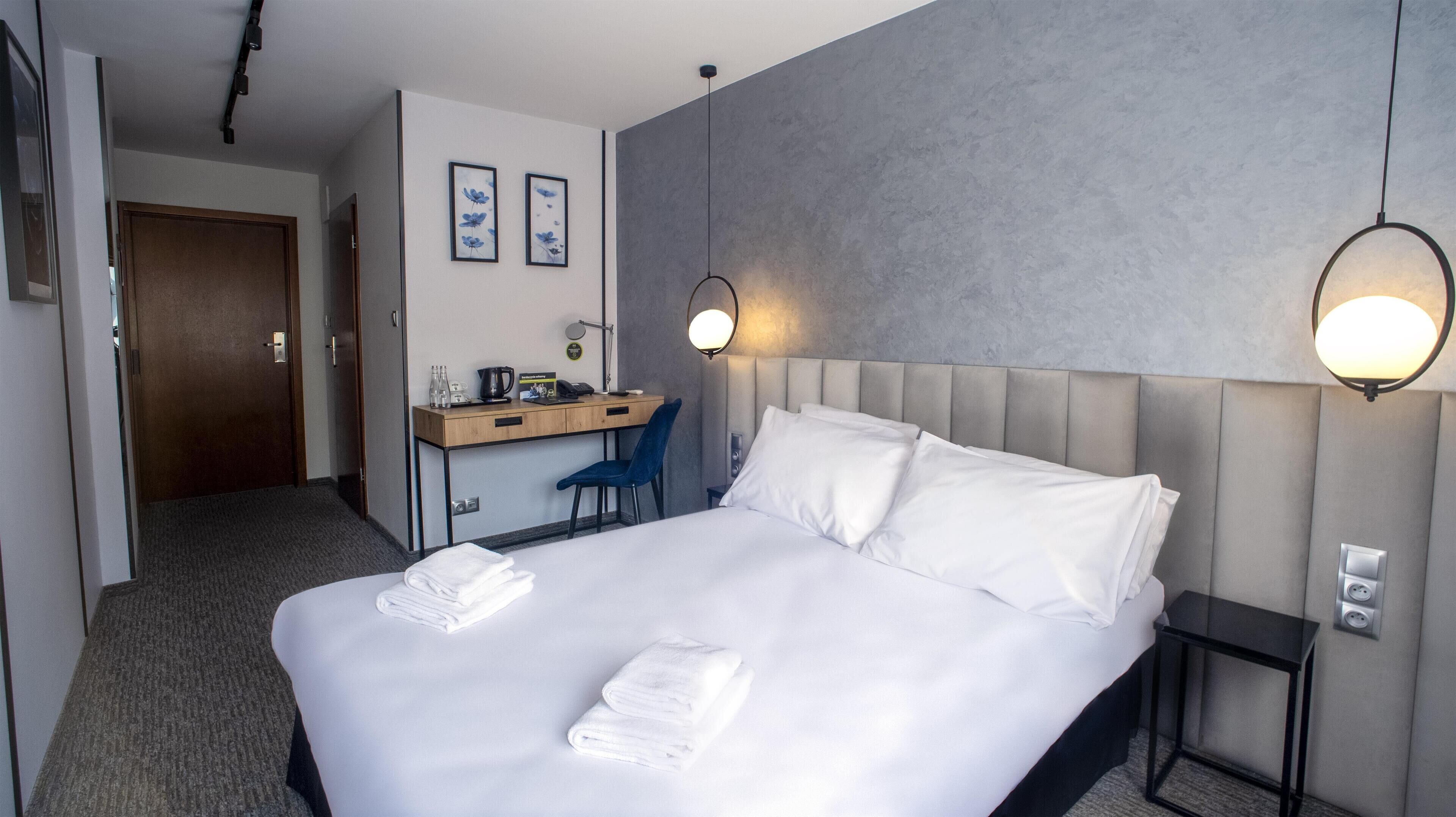 Doppia Classic | Biancheria da letto ipoallergenica, una scrivania, postazione laptop