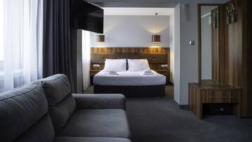 1 bedroom, hypo-allergenic bedding, desk, laptop workspace