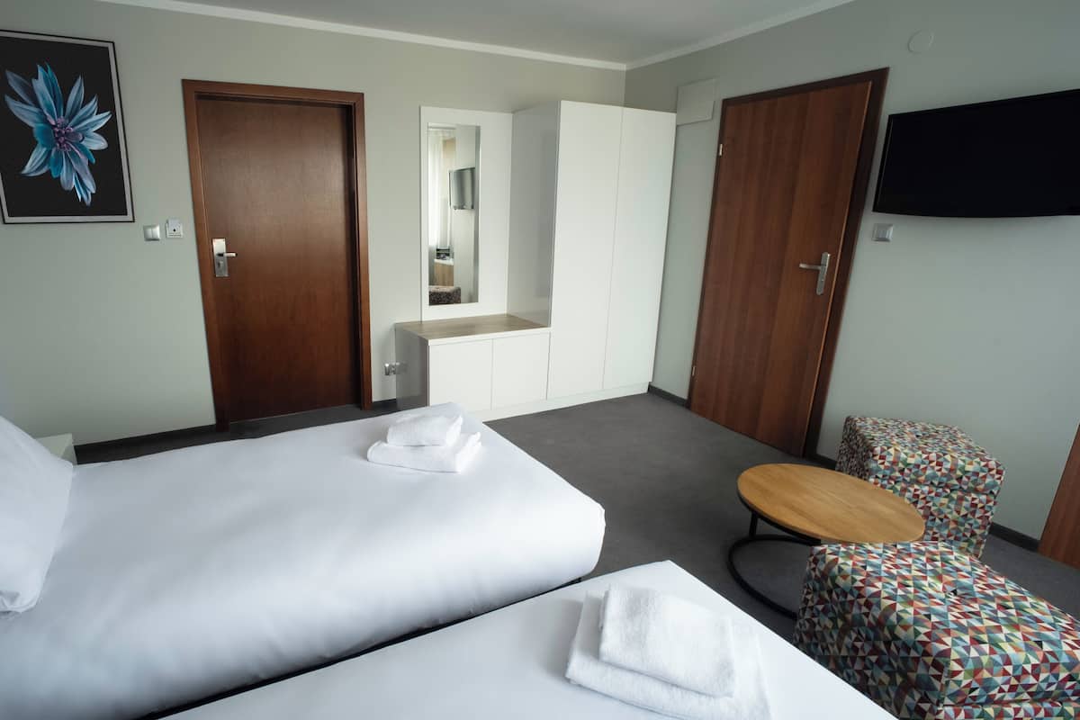 1 habitación, ropa de cama hipoalergénica y escritorio