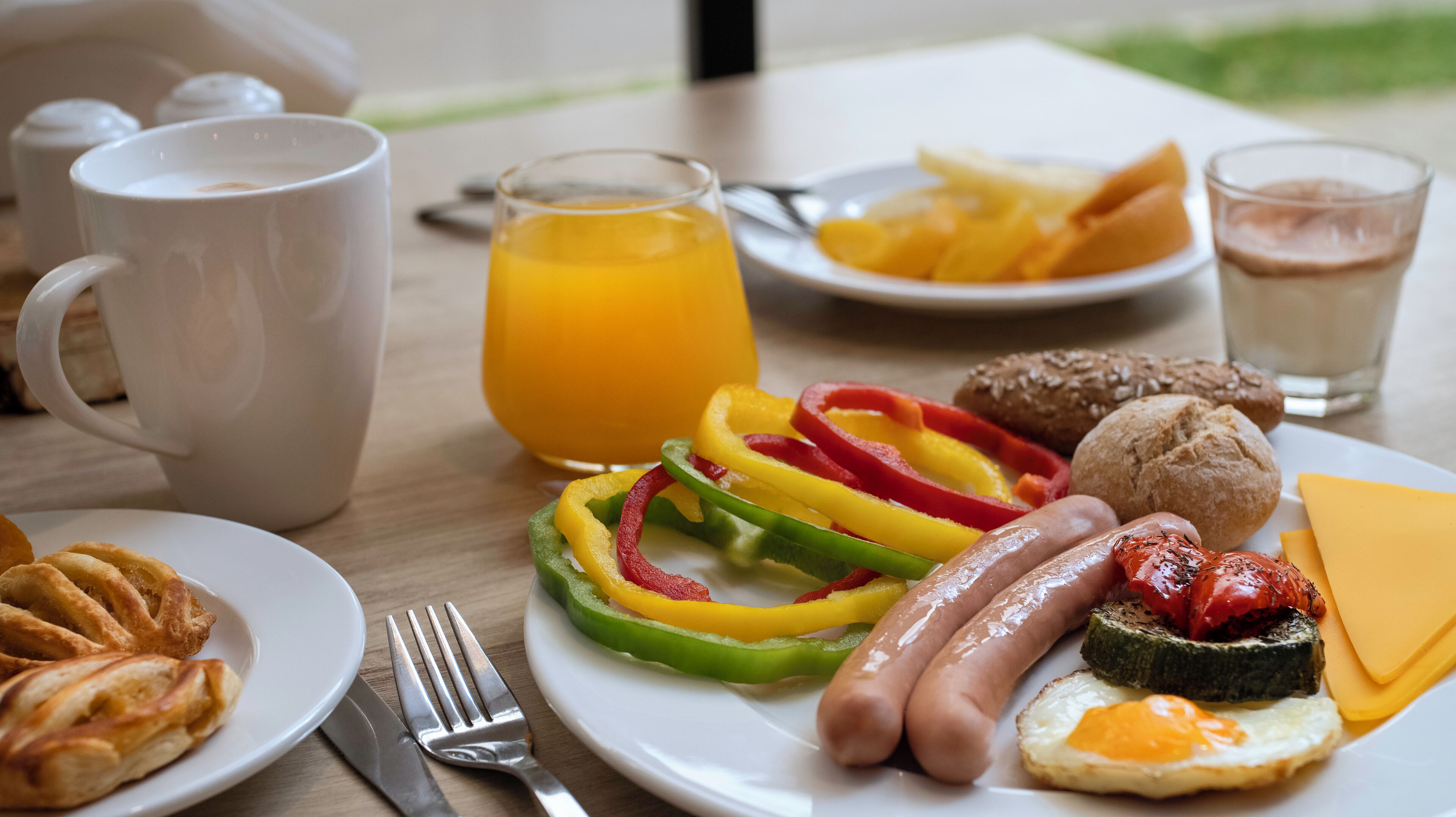 daily buffet breakfast (pln 55 per person)