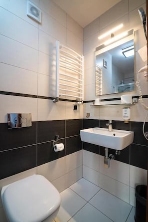 Classic Twin Room | Bathroom | Free toiletries, hair dryer, towels, soap