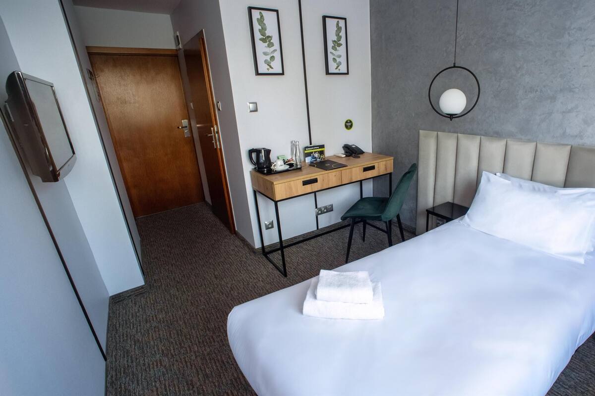 1 habitación, ropa de cama hipoalergénica y escritorio