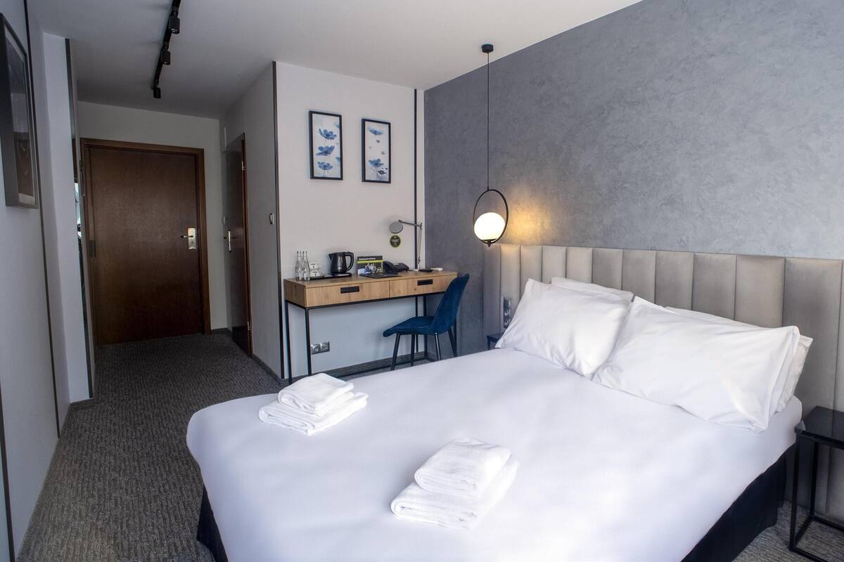 1 habitación, ropa de cama hipoalergénica y escritorio