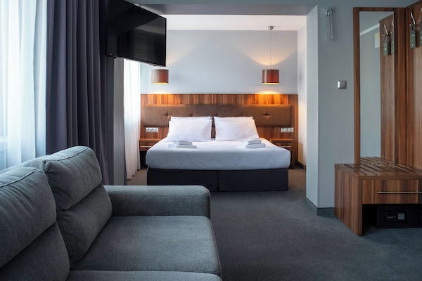 1 habitación, ropa de cama hipoalergénica y escritorio