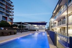 室外游泳池,06:30 至 22:00 开放,日光浴躺椅