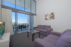 公寓, 2 间卧室 | 起居区 | 32-英寸纯平电视 (配备数码频道)、电视