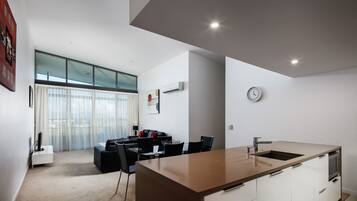 Apartment, 3 Bedrooms | Private kitchen | Full-size fridge, microwave, oven, stovetop