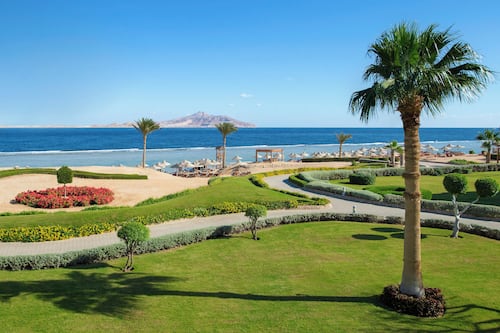 Plage privée, chaises longues, parasols, serviettes de plage