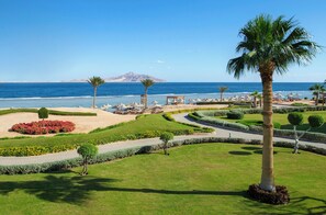 Plage privée, chaises longues, parasols, serviettes de plage