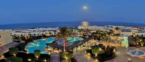 Privat strand, solstolar, parasoller och strandhanddukar