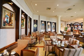 4 bars/lounges, lobby lounge, cocktail bar
