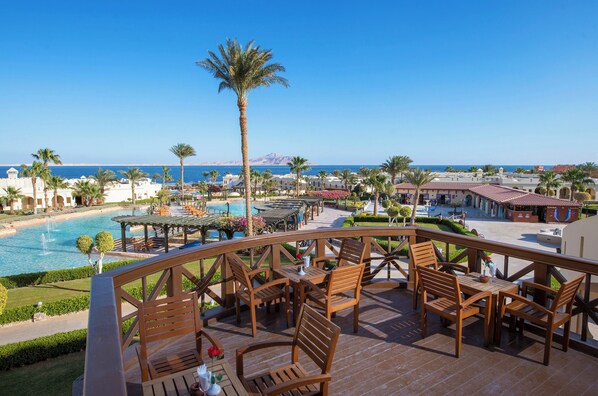 4 bars/lounges, lobby lounge, cocktail bar