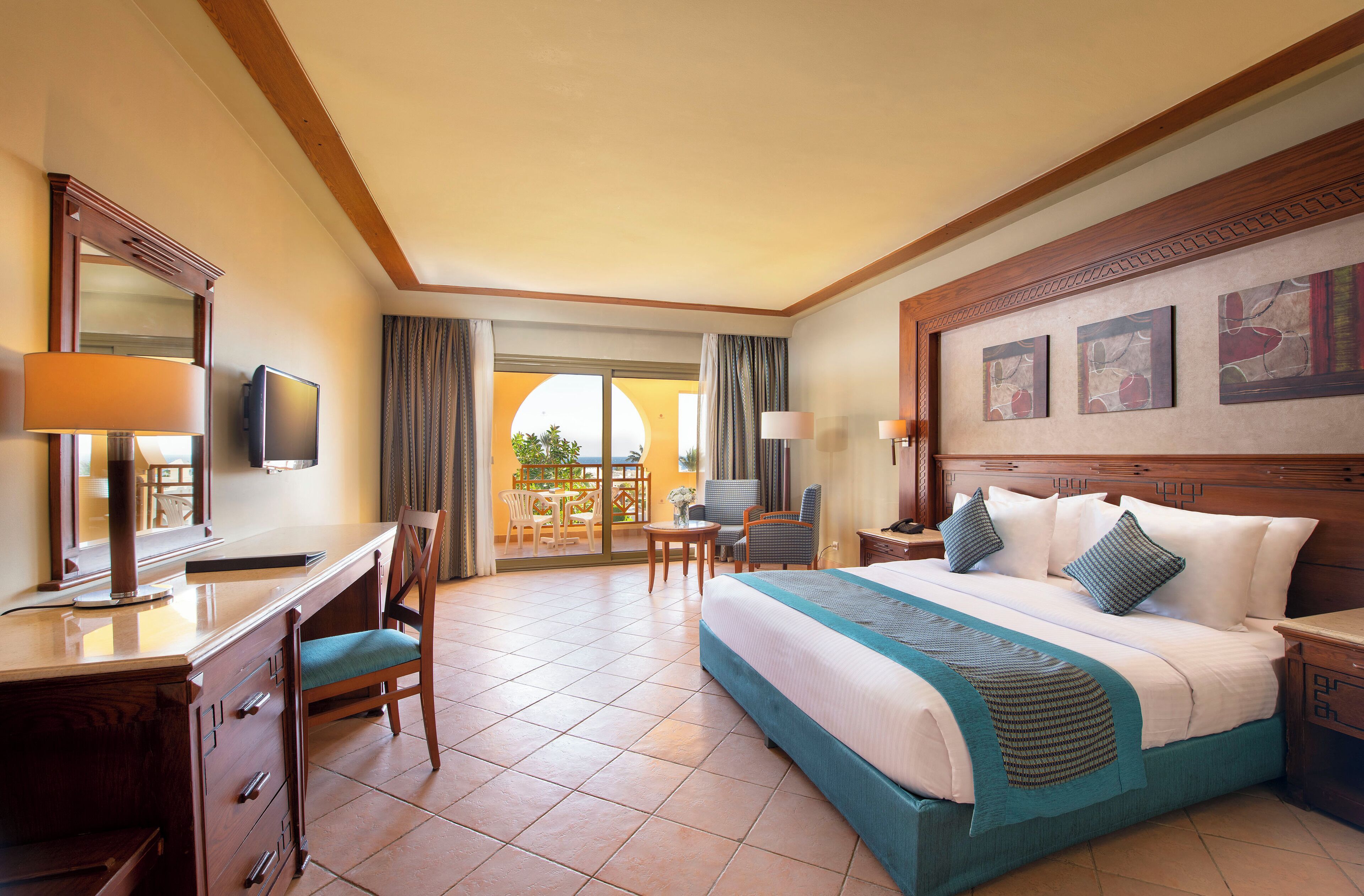 Egyptinpuuvillaiset lakanat, minibaari, tallelokero huoneessa