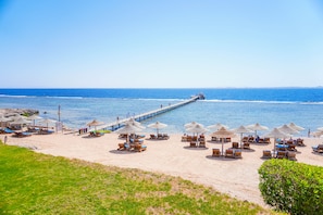 Private beach, sun loungers, beach umbrellas, beach towels - Charmillion Club Resort (Sharm El Sheikh)