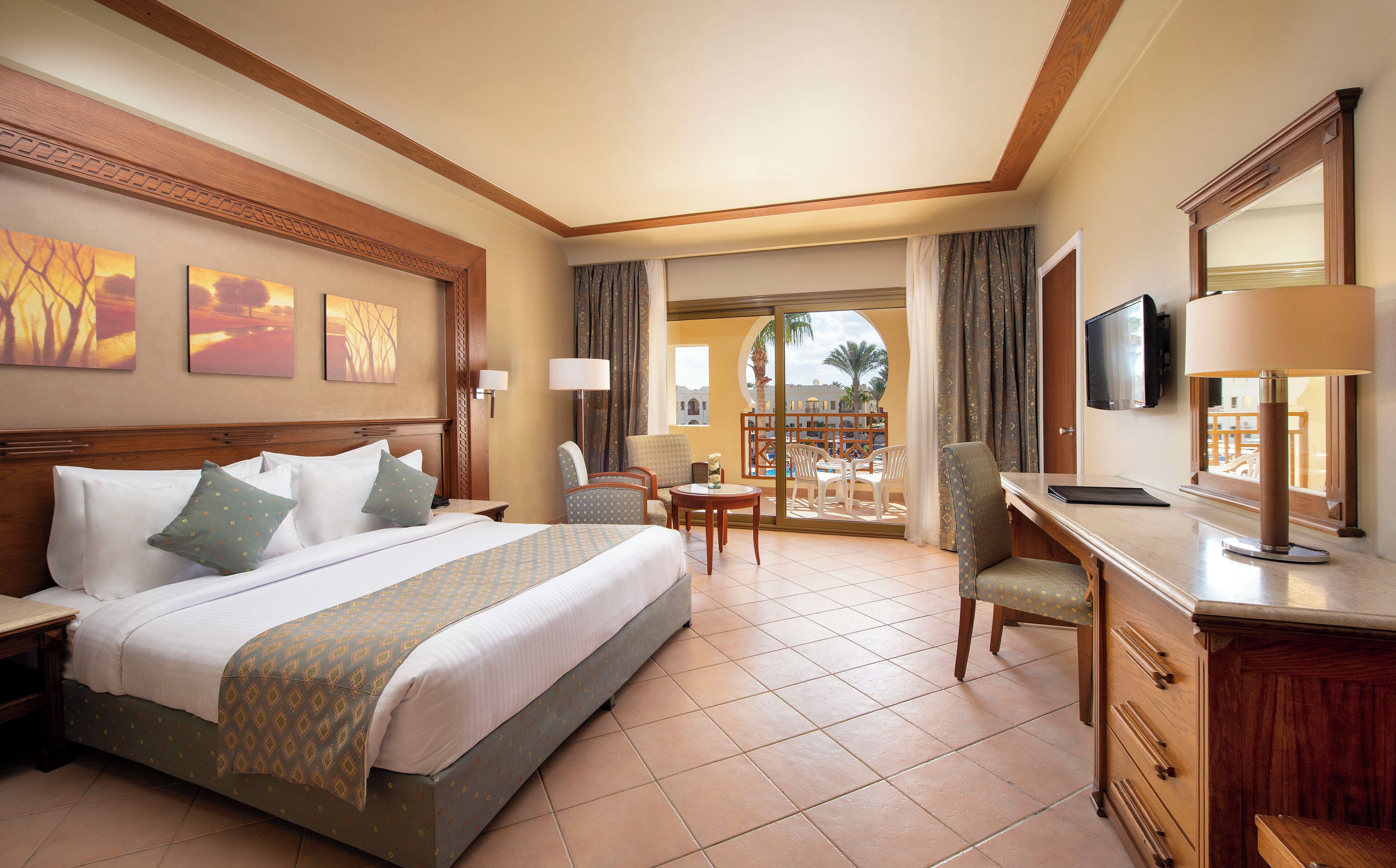 Egyptinpuuvillaiset lakanat, minibaari, tallelokero huoneessa